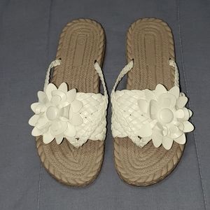 Size 9 White Sandal/Flip-flops